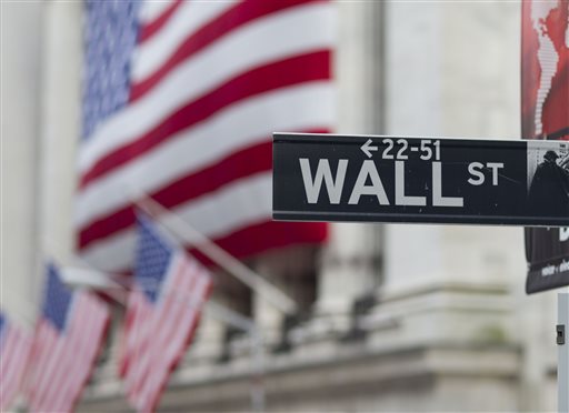 US stocks fall slightly on lower oil, mixed earnings&nbsp;news