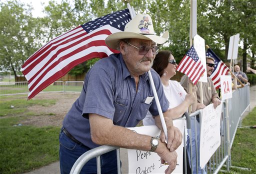 Clinton says Obama must work with Dems on&nbsp;trade