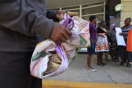Zimbabweans trade in old currency for&nbsp;peanuts
