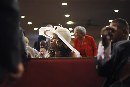 Aretha Franklin sings at service for dad, brother in Detroit 