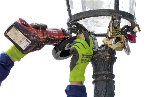 Paris removes ‘love locks’ from famed&nbsp;bridge