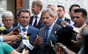 EU commissioner for Neighborhood Policy & Enlargement Negotiations Johannes Hahn, center, talks for the media in presence of the leader of Macedonian opposition Social Democrats Zoran Zaev, right, Macedonian Prime Minister and leader of the VMRO-DPMNE conservative party Nikola Gruevski, second from left, the leader of the Democratic Union for Integrations Ali Ahmeti, left and the leader of the Democratic Party of the Albanians Menduh Thaci, center rear, after their meeting at the EU Ambassadors residence in Skopje, Macedonia, on Tuesday, June 2, 2015. Macedonia should hold early elections by the end of April next year, EU commissioner Hahn said after the talks with Macedonias four top political leaders in Skopje on Tuesday.  (AP Photo/Boris Grdanoski)