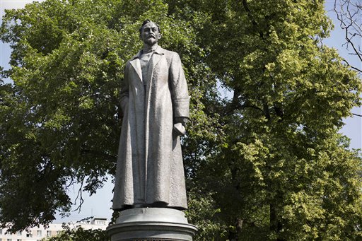 Bid to restore Soviet-era Moscow statue raises&nbsp;controversy