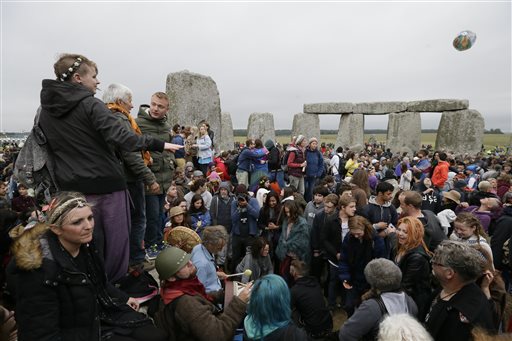 Thousands at Stonehenge mark summer&nbsp;solstice