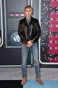 Justin Bieber arrives at the MTV Video Music Awards at the Microsoft Theater on Sunday, Aug. 30, 2015, in Los Angeles. (Photo by Jordan Strauss/Invision/AP)