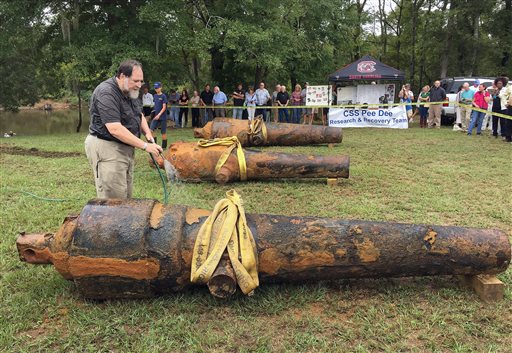 Archaeologists pluck 3 Civil War cannons from river&nbsp;site