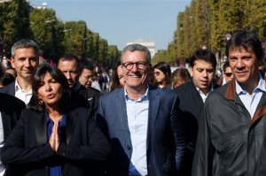 From left, Paris Mayor, Anne Hidalgo, Brussels mayor Yvan Mayeur, and Sao Paulo, Brazil, Mayor Fernando Haddad, walk on the Champs Elysees during the "day without cars", in Paris, France, Sunday, Sept. 27, 2015. Pretty but noisy Paris, its gracious Old World buildings blackened by exhaust fumes, is going car-less for a day. Paris Mayor Anne Hidalgo presided over Sunday's "day without cars," two months before the city hosts the global summit on climate change. (AP Photo/Thibault Camus)