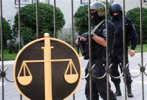 Police officers guard a court building where hearing of Nadezhda Savchenko case is taking place, in the town of Donetsk, Rostov-on-Don region, Russia on Tuesday, Sept. 22, 2015. A Russian court has begun hearing the high-profile case against Ukrainian officer Nadezhda Savchenko, who is charged in the deaths of two Russian journalists in eastern Ukraine. Russian investigators allege that Savchenko, who served in a volunteer battalion fighting with government troops against Russia-backed rebels, provided the coordinates for a mortar attack that killed the journalists in June 2014. (AP Photo)