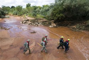 Search and rescue volunteers walk in Short Creek while looking for a missing person in Colorado City, Ariz., Wednesday, Sept. 16, 2015. Floodwaters swept away multiple vehicles in the Utah-Arizona border town, killing several people. (Michael Chow/The Arizona Republic via AP)  MARICOPA COUNTY OUT; MAGS OUT; NO SALES; MANDATORY CREDIT
