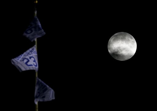Stargazers ready for rare event in supermoon&nbsp;eclipse