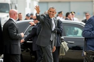 President Barack Obama waves to guests at JFK International Airport, N.Y., Sunday, Sept. 27, 2015, before Boarding Marine One for a short trip to the Wall Street Helicopter Pad in Manhattan. Obama and the leaders of some of America's most stalwart allies will address the 2015 Sustainable Development Summit on its last day Sunday at United Nations headquarters. (AP Photo/Andrew Harnik)