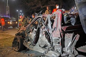 Soldiers stand near the wreckage of a suicide car bomb outside Somalia's presidential palace, Monday, Sept, 21, 2015. An Islamic extremist suicide bomber detonated an explosives-laden vehicle at the gate of the Somalia's presidential palace in the capital on Monday, killing at least four people, a police official said. (AP Photo/Farah Abdi Warsameh)