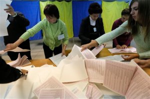 Members of a local election commission count ballots at a polling station in Kiev, Ukraine, Sunday, Oct. 25, 2015. (AP Photo/Sergei Chuzavkov)
