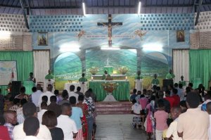 Burundians pray in a church in  Bujumbura, Burundi, for peace in the country, Sunday, Nov. 8, 2015. Witnesses say seven people have been killed in an overnight attack at a bar in the violence-prone Burundi capital, Bujumbura. Witnesses on Sunday said they heard gunshots Saturday night at a bar in the Kanyosha neighborhood of Bujumbura, and later found bloodied bodies lying on the floor. (AP Photo)