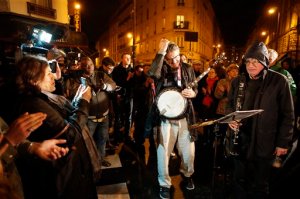 Jazz musicians acknowledge applause in front of "The Petit Cambodge" Restaurant, one of the sites of most deadly of six coordinated extremists attacks, in Paris, France, Friday, Nov. 20, 2015. French artists and cultural figures are calling for people to mark a week since the start of the Paris attacks with an outpouring of "noise and light". (AP Photo/Francois Mori)