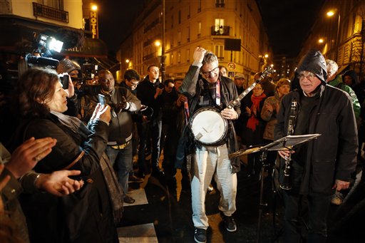1 week after attacks, defiant Parisians honor the&nbsp;dead