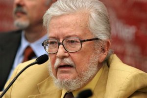 FILE - In this Sept. 3, 2007 file photo, Mexican writer Fernando del Paso as he speaks during a news conference in Guadalajara, Mexico. Fernando del Paso has won the 2015 Cervantes Prize, the Spanish-speaking world's highest literary honor. Spains Education Minister Inigo Mendez de Vigo announced the prize Thursday Nov. 12, 2015 highlighting del Pasos mix of tradition with modernity, and his recreation of episodes that are fundamental to Mexicos history in his novels. The prizes are presented each April 23, the anniversary of the death of Miguel de Cervantes, author of "Don Quixote." (AP Photo/Javier Hoyos, File)