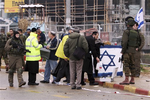 Israeli troops kill 2 Palestinians after stabbing&nbsp;attempts