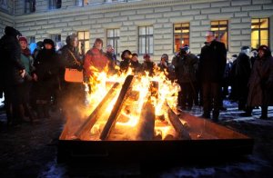 Latvians gather at a bonfire marking the 25th anniversary of a Soviet crackdown on pro-independence protesters, at the Parliament building, in Riga, Latvia, Wednesday, Jan. 20, 2016. Latvia marked the 25th anniversary of a Soviet crackdown as the country strived for independence. (Roman Koksarov/F64 via AP)