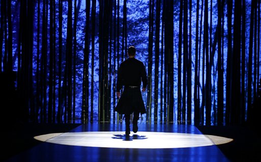 Russell Crowe takes in Giorgio Armani fashion from front&nbsp;row