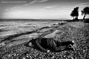 This Jan. 25, 2016, image provided by the India Today news magazine shows Chinese artist and activist Ai Weiwei posing as he lies face down on the beach on the Greek island of Lesbos. Chinese artist Ai Weiwei has recreated the famous image of a 3-year-old Syrian child who drowned in Turkey last year by staging a photo of himself lying face down on a beach in Greece. The photograph last year of the child lying on a Turkish beach triggered international outrage as people saw the helpless toddler as the devastating human face of the refugee crisis in Europe. (Rohit Chawla/India Today via AP) NO ARCHIVE, NO LICENSING, MANDATORY CREDIT