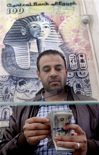Egypt devalues pound, signals move toward floating&nbsp;currency