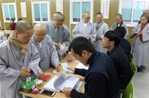 South Korean female Buddhists monks line up to cast their ballots for parliamentary elections at a polling station in Ulsan, South Korea, Wednesday, April 13, 2016. South Koreans on Wednesday voted in the parliamentary election that many predict will hand President Park Geun-hye's conservative party a decisive win, despite frustrations over a sluggish economy. (Jang Young-eun/Yonhap via AP) KOREA OUT
