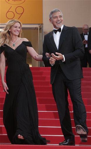 No heels: Julia Roberts walks Cannes red carpet&nbsp;barefoot