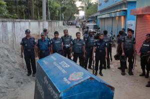 Bangladesh policemen cordon off the area near a two-story house, that they raided in Narayanganj district near Dhaka, Bangladesh, Saturday, Aug.27, 2016. Police in Bangladesh killed three suspected militants Saturday, including an alleged mastermind of a major attack on a cafe last month that left 20 people dead. (AP Photo)
