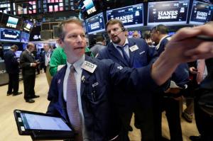 Trader Robert Charmak, foreground, works on the floor of the New York Stock Exchange, Tuesday, Sept. 6, 2016. U.S. stocks indexes are mostly higher in early trading as traders look over the details of several corporate deals. (AP Photo/Richard Drew)