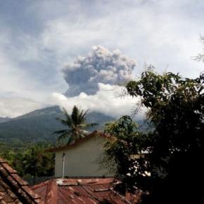 Indonesia evacuates tourists after Mount Barujari eruption