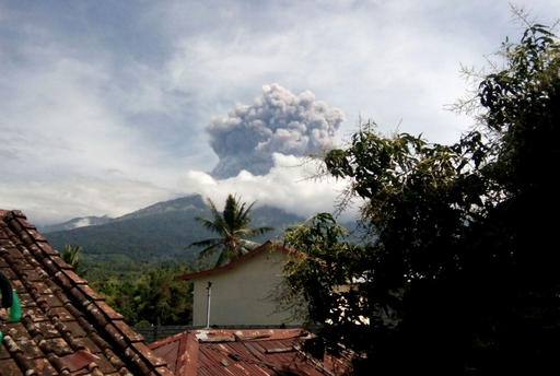 Indonesia evacuates tourists after Mount Barujari&nbsp;eruption
