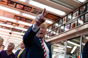 Republican presidential candidate Donald Trump talks with customers during a visit to Geno's Steaks, Thursday, Sept. 22, 2016, in Philadelphia. (AP Photo/ Evan Vucci)