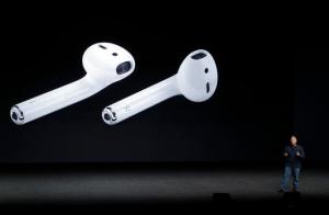 Phil Schiller, Apple's senior vice president of worldwide marketing, talks about the features on the new iPhone 7 earphone options during an event to announce new products, Wednesday, Sept. 7, 2016, in San Francisco. (AP Photo/Marcio Jose Sanchez)