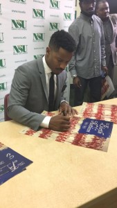 Nate Parker signs autographs for fans at Norfolk State University on Tuesday, Sept. 27, in promotion for his new film "Birth of a Nation." Photo by Malik Glaspie, managing editor of the Spartan Echo and SpartanEcho.org