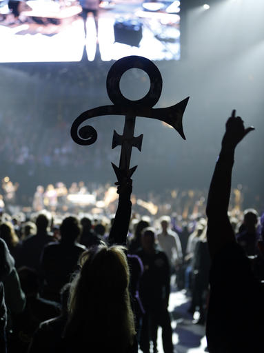 Wonder, Khan wow crowd at Prince tribute&nbsp;show