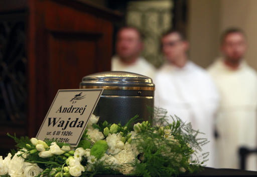 Hundreds mourn top filmmaker Andrzej Wajda in&nbsp;Poland