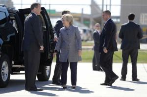 Democratic presidential candidate Hillary Clinton speaks with members of the Secret Service after walking off of her campaign plane upon her arrival at Des Moines International Airport in Des Moines, Iowa, Thursday, Sept. 29, 2016. (AP Photo/Matt Rourke)