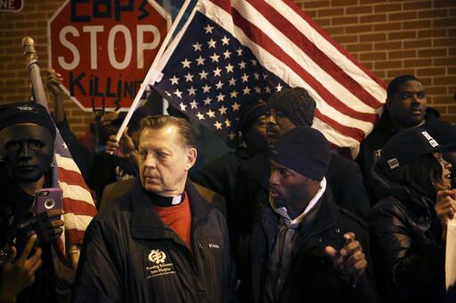 Protest threat prompts Chicago high school to cancel classes 