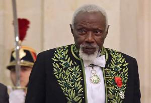 FILE - In this Dec.11, 2013 file photo, Senegalese sculptor Ousmane Sow arrives to be enthroned at the Beaux Arts Academy, in Paris. Senegal's culture minister says Ousmane Sow, a sculptor whose work celebrated African tribes along with historical icons such as Nelson Mandela and Martin Luther King Jr., has died at 81. (AP Photo/Remy de la Mauviniere, File)