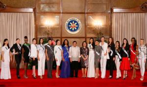 Philippine President Rodrigo Duterte, center, and Tourism Secretary Wanda Teo pose with Miss Universe contestants during their courtesy call at Malacanang Palace Monday, Jan. 23, 2017 in Manila, Philippines. Eighty-six candidate are vying for the title in the grand coronation Jan. 30 to succeed Pia Wurtzbach of the Philippines. (AP Photo/Bullit Marquez)