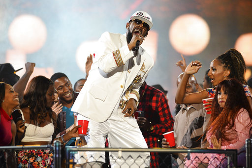 Mississippi man sues R. Kelly, says singer ruined&nbsp;marriage