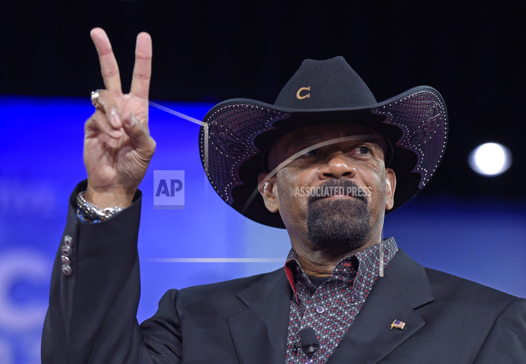 Milwaukee sheriff, Trump supporter Clarke&nbsp;resigns