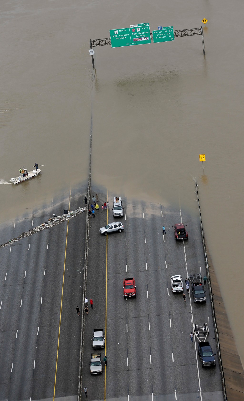 Harvey swamps evacuee shelter on Texas, Louisiana&nbsp;border