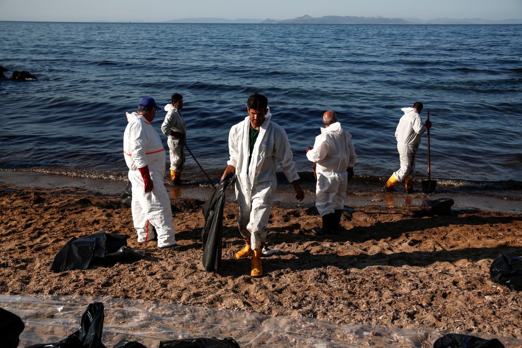 Oil spill forces Greek authorities to close Athens&nbsp;beaches